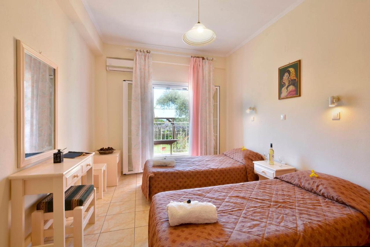 Maria Apartment Agios Matthaios  ภายนอก รูปภาพ